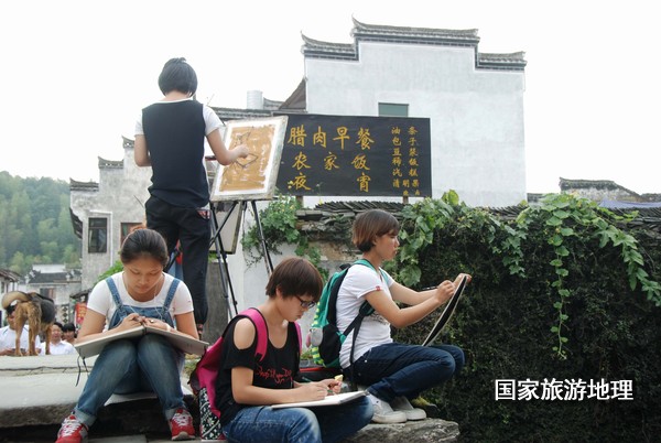 　　9月13日，座落在婺源縣秋口鎮(zhèn)李坑村“小橋、流水、人家”創(chuàng)作寫(xiě)生基地的李坑章文灑店農(nóng)家樂(lè)。