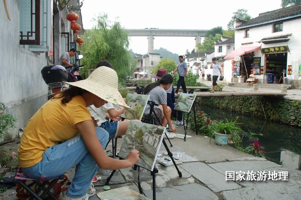 　　9月13日，座落在婺源縣秋口鎮(zhèn)李坑村“小橋、流水、人家”創(chuàng)作寫(xiě)生基地的李坑章文灑店農(nóng)家樂(lè)。