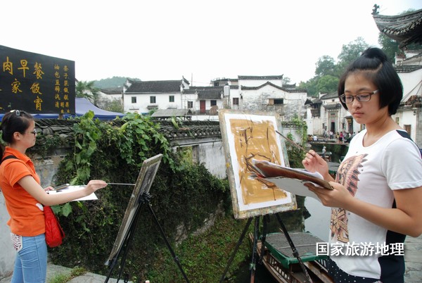 　　9月13日，座落在婺源縣秋口鎮(zhèn)李坑村“小橋、流水、人家”創(chuàng)作寫(xiě)生基地的李坑章文灑店農(nóng)家樂(lè)。