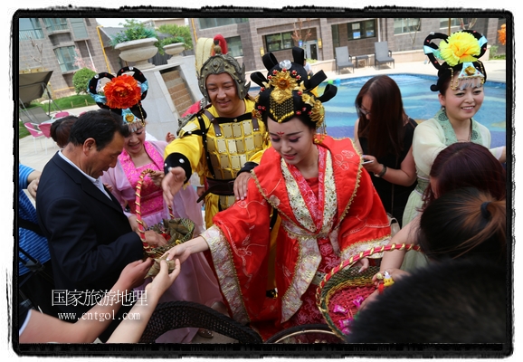6月19日，端午節(jié)的前一天，甘肅平?jīng)鍪嗅轻紖^(qū)南山公園澳廈麗灣小區(qū)“邀請”唐朝被譽為四大美女之一的“楊貴妃”前來與市民見面，共度“端午佳節(jié)”。期間，“貴妃娘娘”由一名解說人員做向?qū)?，與小區(qū)居民一同游玩、賞景、互敬酒水、合影留念，并現(xiàn)場贈送大人小孩粽子、香包和糖果。