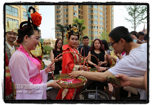 6月19日，端午節(jié)的前一天，甘肅平?jīng)鍪嗅轻紖^(qū)南山公園澳廈麗灣小區(qū)“邀請”唐朝被譽為四大美女之一的“楊貴妃”前來與市民見面，共度“端午佳節(jié)”。期間，“貴妃娘娘”由一名解說人員做向?qū)?，與小區(qū)居民一同游玩、賞景、互敬酒水、合影留念，并現(xiàn)場贈送大人小孩粽子、香包和糖果。