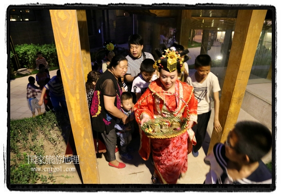 6月19日，端午節(jié)的前一天，甘肅平?jīng)鍪嗅轻紖^(qū)南山公園澳廈麗灣小區(qū)“邀請”唐朝被譽為四大美女之一的“楊貴妃”前來與市民見面，共度“端午佳節(jié)”。期間，“貴妃娘娘”由一名解說人員做向?qū)?，與小區(qū)居民一同游玩、賞景、互敬酒水、合影留念，并現(xiàn)場贈送大人小孩粽子、香包和糖果。