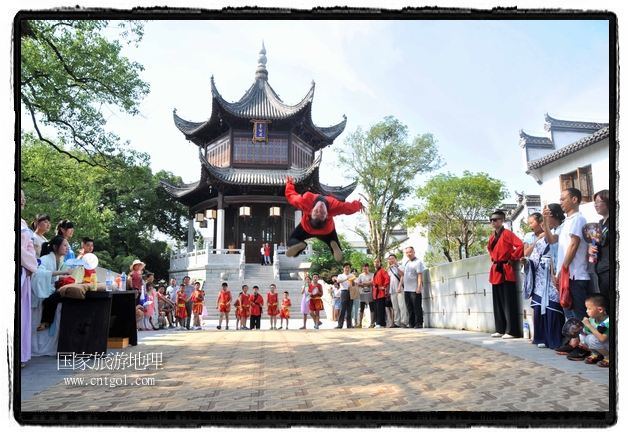 6月20日，小朋友們和中國武術(shù)愛好者們在江西省婺源縣熹園景區(qū)表演中國傳統(tǒng)的中國武術(shù)功夫，吸引許多游人前來駐足觀看。當(dāng)日是中國傳統(tǒng)的端午節(jié)，江西省婺源縣的中國武術(shù)愛好者們通過表演中國武術(shù)功夫，打太極，表演了少林棍、硬氣功、自選拳等少林寺功夫，讓孩子們從小學(xué)習(xí)中國武術(shù)，傳承中國武德，感受先人過端午的氛圍。
