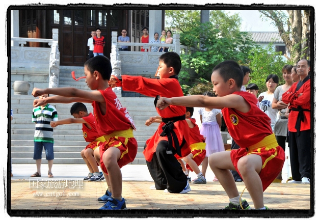 6月20日，小朋友們和中國武術(shù)愛好者們在江西省婺源縣熹園景區(qū)表演中國傳統(tǒng)的中國武術(shù)功夫，吸引許多游人前來駐足觀看。當(dāng)日是中國傳統(tǒng)的端午節(jié)，江西省婺源縣的中國武術(shù)愛好者們通過表演中國武術(shù)功夫，打太極，表演了少林棍、硬氣功、自選拳等少林寺功夫，讓孩子們從小學(xué)習(xí)中國武術(shù)，傳承中國武德，感受先人過端午的氛圍。