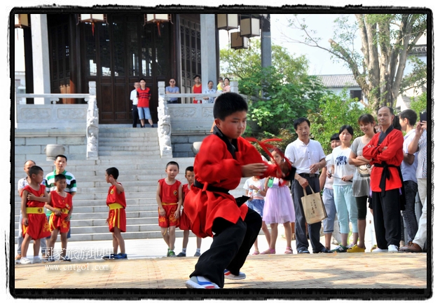 6月20日，小朋友們和中國武術(shù)愛好者們在江西省婺源縣熹園景區(qū)表演中國傳統(tǒng)的中國武術(shù)功夫，吸引許多游人前來駐足觀看。當(dāng)日是中國傳統(tǒng)的端午節(jié)，江西省婺源縣的中國武術(shù)愛好者們通過表演中國武術(shù)功夫，打太極，表演了少林棍、硬氣功、自選拳等少林寺功夫，讓孩子們從小學(xué)習(xí)中國武術(shù)，傳承中國武德，感受先人過端午的氛圍。