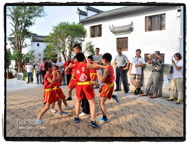 6月20日，小朋友們和中國武術(shù)愛好者們在江西省婺源縣熹園景區(qū)表演中國傳統(tǒng)的中國武術(shù)功夫，吸引許多游人前來駐足觀看。當(dāng)日是中國傳統(tǒng)的端午節(jié)，江西省婺源縣的中國武術(shù)愛好者們通過表演中國武術(shù)功夫，打太極，表演了少林棍、硬氣功、自選拳等少林寺功夫，讓孩子們從小學(xué)習(xí)中國武術(shù)，傳承中國武德，感受先人過端午的氛圍。