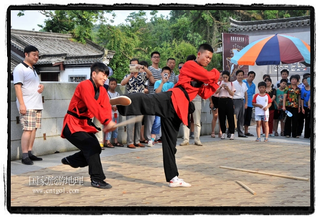 6月20日，小朋友們和中國武術(shù)愛好者們在江西省婺源縣熹園景區(qū)表演中國傳統(tǒng)的中國武術(shù)功夫，吸引許多游人前來駐足觀看。當(dāng)日是中國傳統(tǒng)的端午節(jié)，江西省婺源縣的中國武術(shù)愛好者們通過表演中國武術(shù)功夫，打太極，表演了少林棍、硬氣功、自選拳等少林寺功夫，讓孩子們從小學(xué)習(xí)中國武術(shù)，傳承中國武德，感受先人過端午的氛圍。