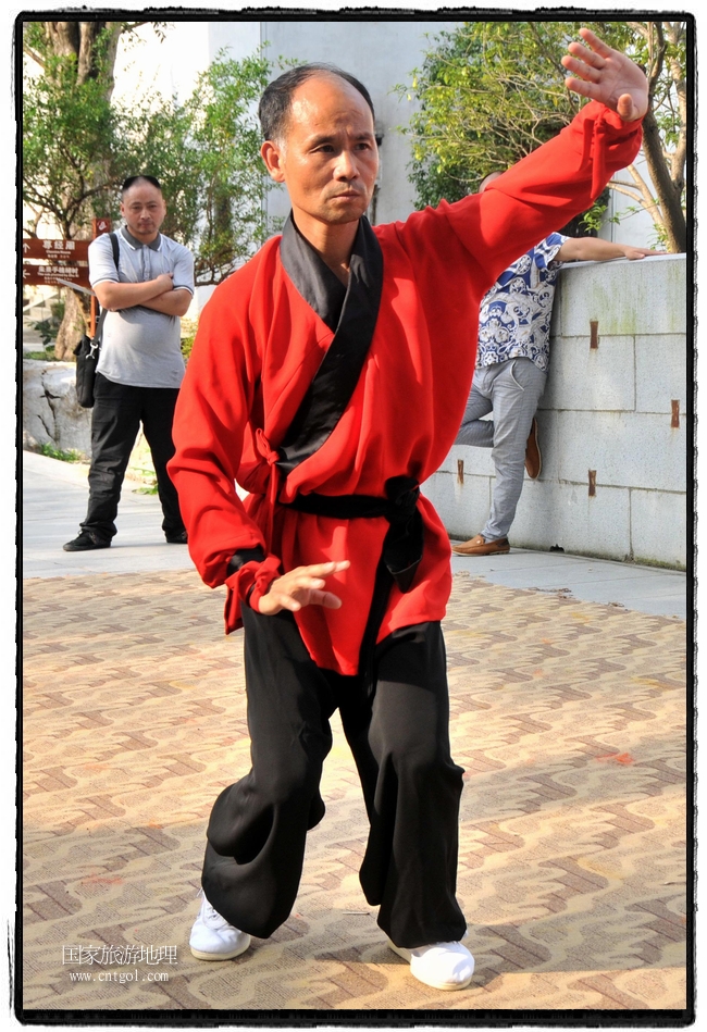 6月20日，小朋友們和中國武術(shù)愛好者們在江西省婺源縣熹園景區(qū)表演中國傳統(tǒng)的中國武術(shù)功夫，吸引許多游人前來駐足觀看。當(dāng)日是中國傳統(tǒng)的端午節(jié)，江西省婺源縣的中國武術(shù)愛好者們通過表演中國武術(shù)功夫，打太極，表演了少林棍、硬氣功、自選拳等少林寺功夫，讓孩子們從小學(xué)習(xí)中國武術(shù)，傳承中國武德，感受先人過端午的氛圍。