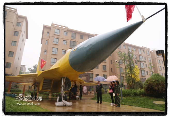 小區(qū)突然出現(xiàn)“飛機(jī)坦克”，其中殲15艦載戰(zhàn)斗機(jī)一架、99式主戰(zhàn)坦克一輛、武直-10武裝直升機(jī)一架，吸引了眾多市民雨中圍觀、合影。