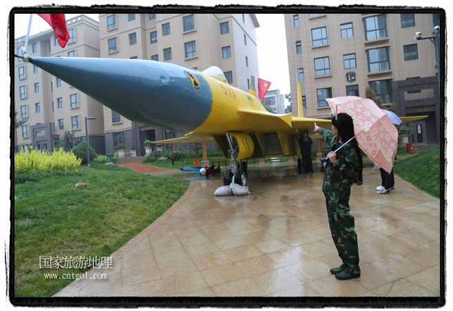 小區(qū)突然出現(xiàn)“飛機(jī)坦克”，其中殲15艦載戰(zhàn)斗機(jī)一架、99式主戰(zhàn)坦克一輛、武直-10武裝直升機(jī)一架，吸引了眾多市民雨中圍觀、合影。