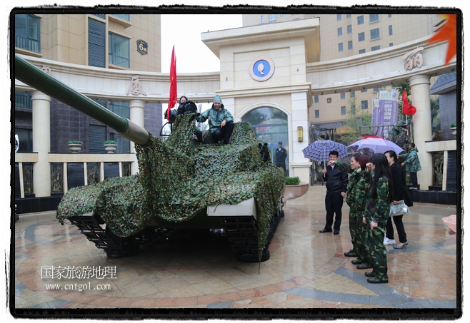 小區(qū)突然出現(xiàn)“飛機(jī)坦克”，其中殲15艦載戰(zhàn)斗機(jī)一架、99式主戰(zhàn)坦克一輛、武直-10武裝直升機(jī)一架，吸引了眾多市民雨中圍觀、合影。