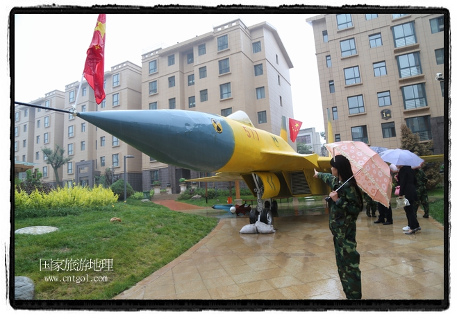 小區(qū)突然出現(xiàn)“飛機(jī)坦克”，其中殲15艦載戰(zhàn)斗機(jī)一架、99式主戰(zhàn)坦克一輛、武直-10武裝直升機(jī)一架，吸引了眾多市民雨中圍觀、合影。