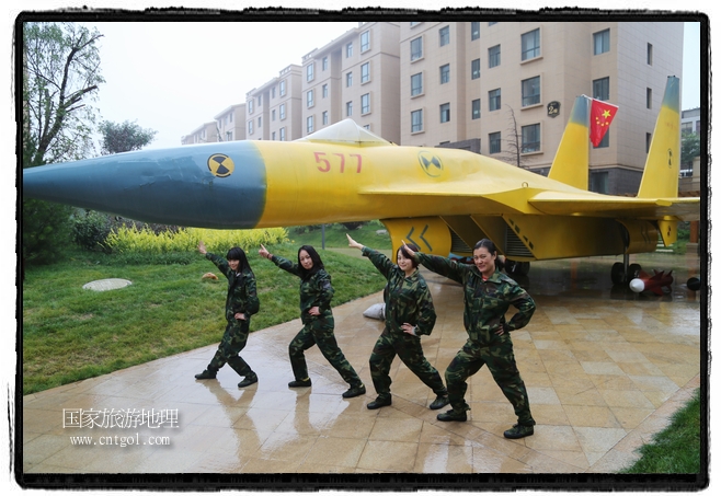小區(qū)突然出現(xiàn)“飛機(jī)坦克”，其中殲15艦載戰(zhàn)斗機(jī)一架、99式主戰(zhàn)坦克一輛、武直-10武裝直升機(jī)一架，吸引了眾多市民雨中圍觀、合影。