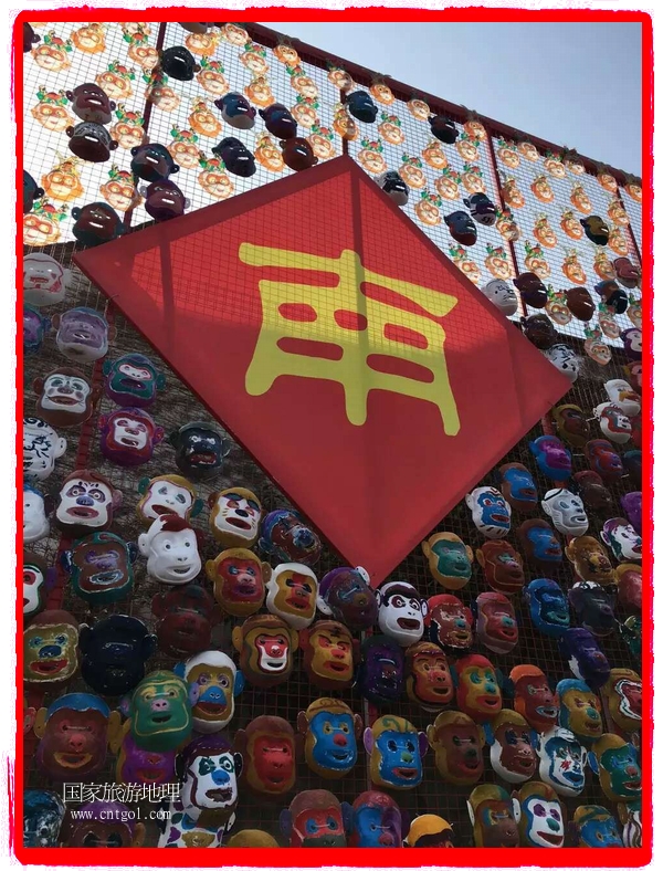 中國規(guī)模最大的猴面具彩繪在南潯古鎮(zhèn)展示。猴子真是今年最紅的動物。 