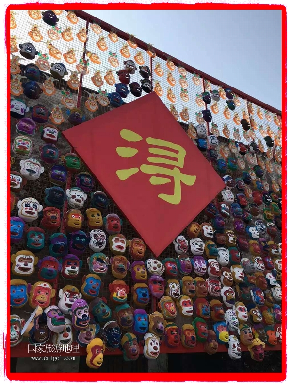 中國規(guī)模最大的猴面具彩繪在南潯古鎮(zhèn)展示。猴子真是今年最紅的動物。 