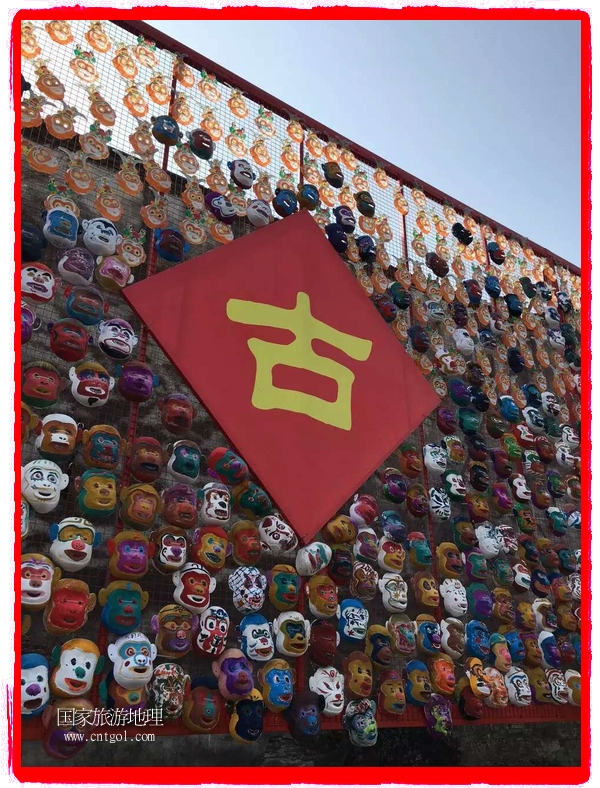 中國規(guī)模最大的猴面具彩繪在南潯古鎮(zhèn)展示。猴子真是今年最紅的動物。 