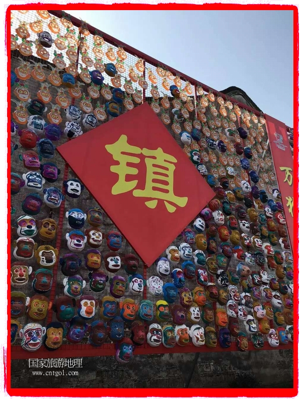 中國規(guī)模最大的猴面具彩繪在南潯古鎮(zhèn)展示。猴子真是今年最紅的動物。 