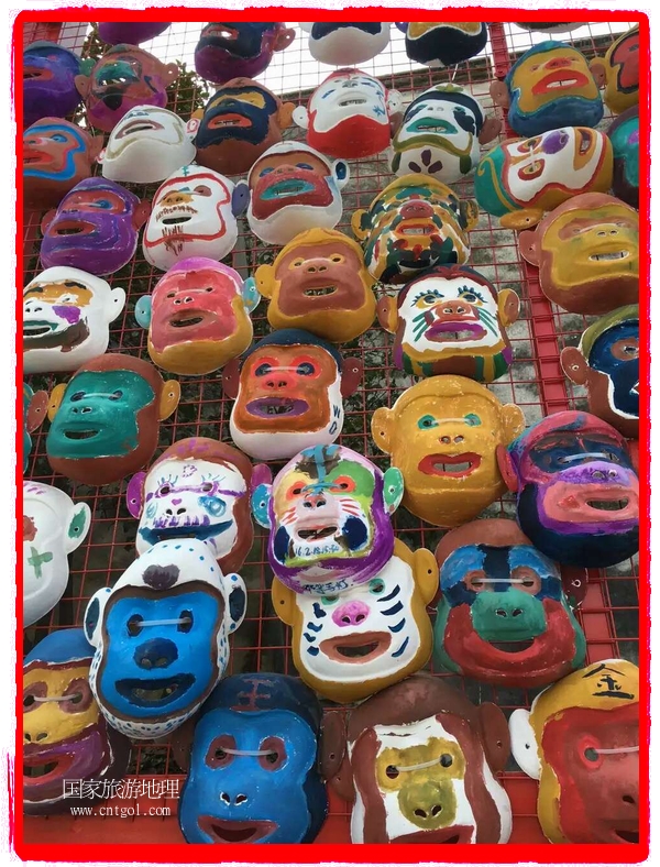 中國規(guī)模最大的猴面具彩繪在南潯古鎮(zhèn)展示。猴子真是今年最紅的動物。 